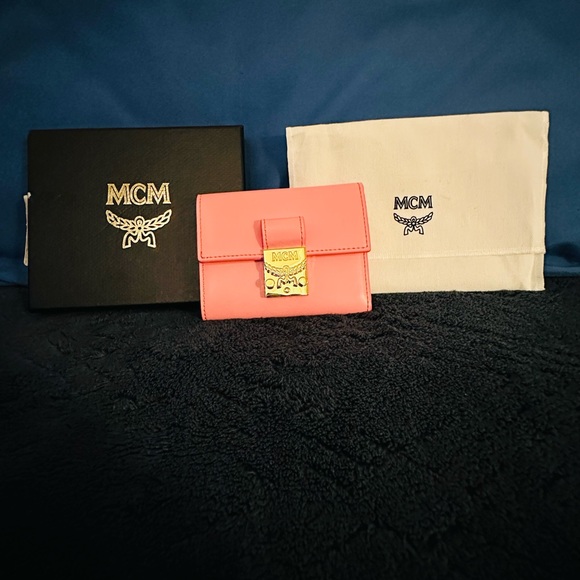 🎉Host Pick🎉 MCM Mini Patricia Leather Wallet - Picture 3 of 4